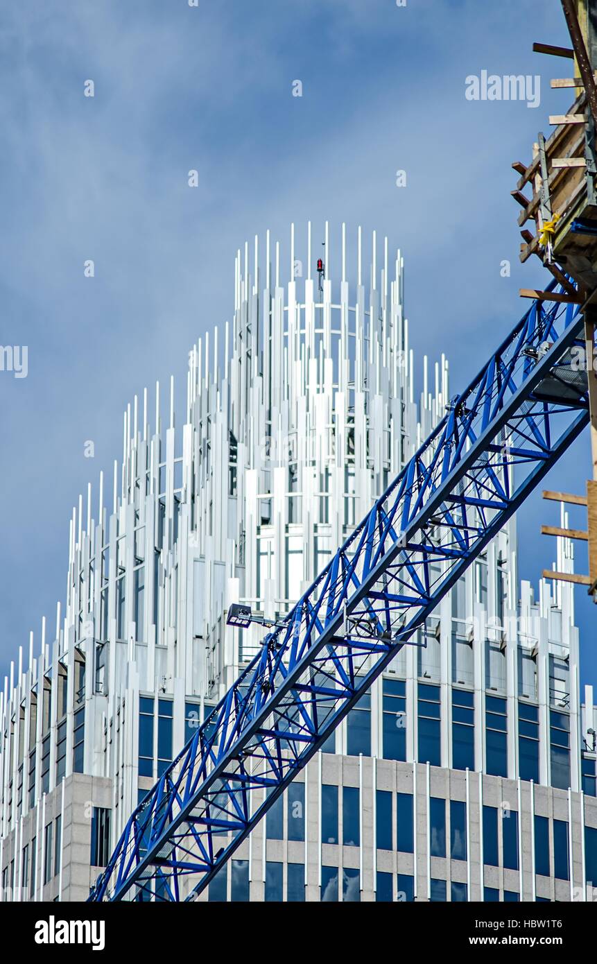 Baukran in einer großen Stadt Stockfoto