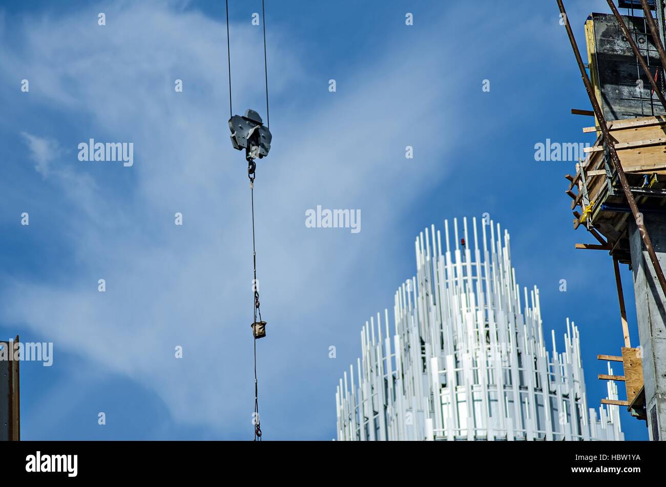 Baukran in einer großen Stadt Stockfoto
