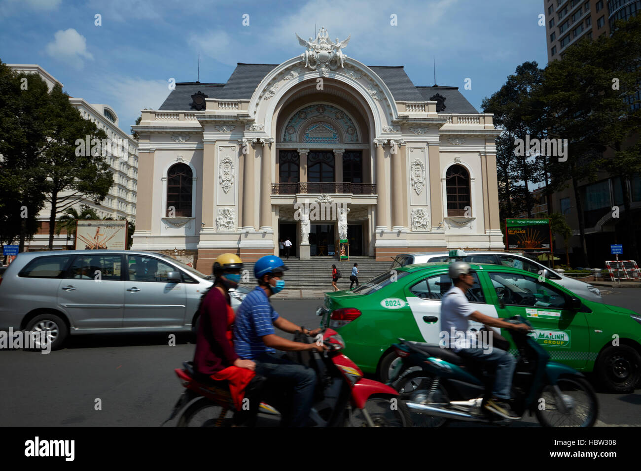 Verkehr und historischen städtischen Theater von Ho Chi Minh (aka Saigon Opera House), Ho-Chi-Minh-Stadt (Saigon), Vietnam Stockfoto
