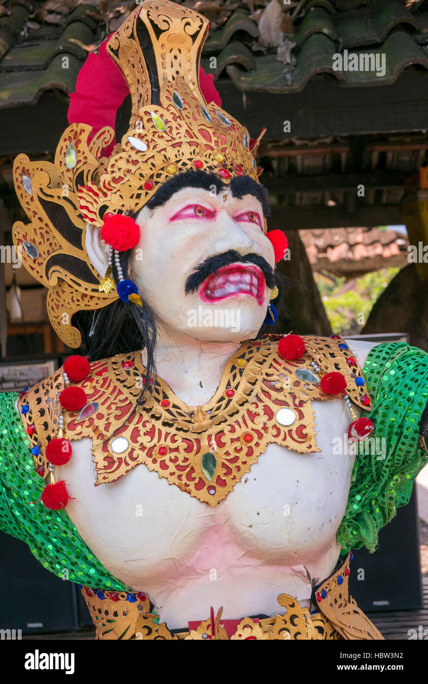 Nahaufnahme der farbigen traditionellen Nyepi Skulptur in Bali. Indonesien Stockfoto