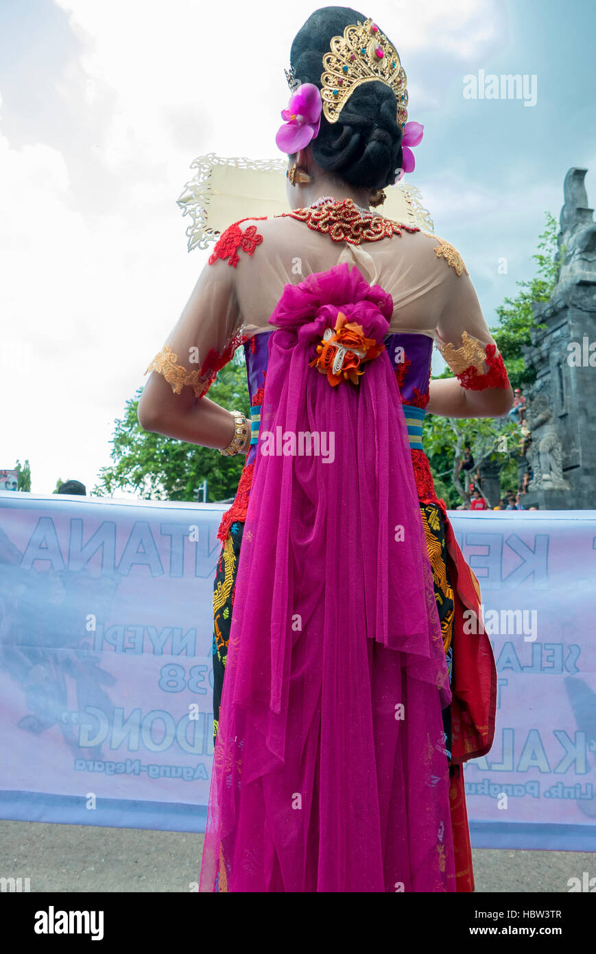 Frau mit Tracht während der Zeremonie der Nyepi. Bali, Indonesien Stockfoto