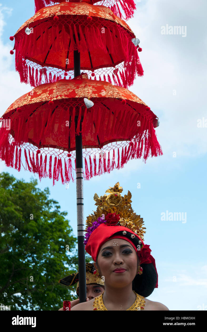 Frau mit einer traditionellen Dach während der Zeremonie der Nyepi. Bali Stockfoto