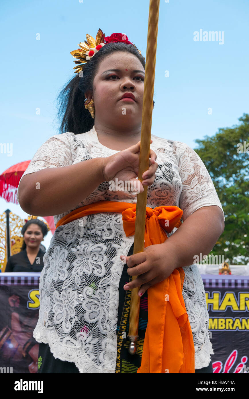 Frau, die Anzeige der Dorf-Nummer während der Zeremonie der Nyepi. Bali Stockfoto