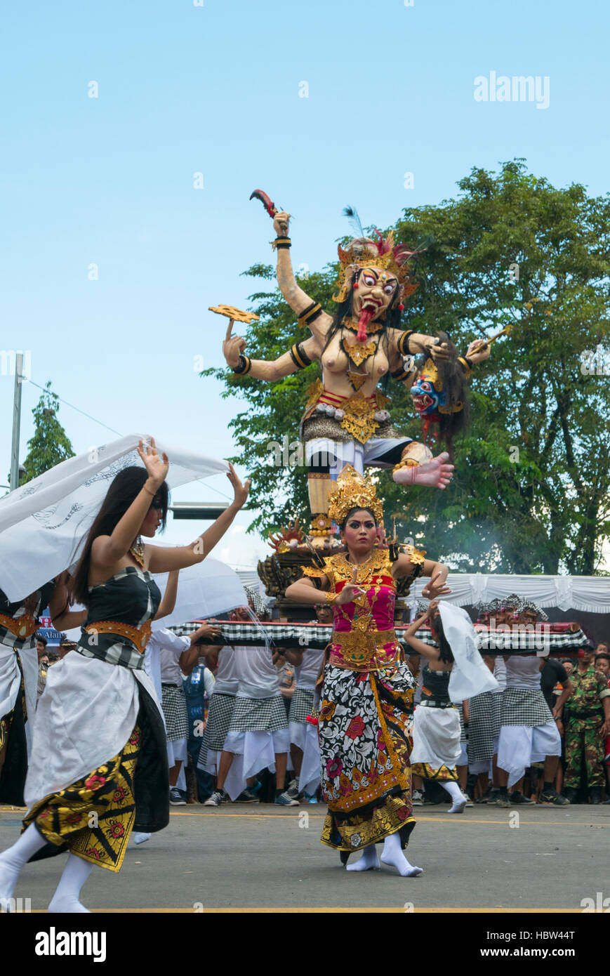 Balinesischen Musikern während Nyepi Zeremonie auf Bali. Indonesien Stockfoto