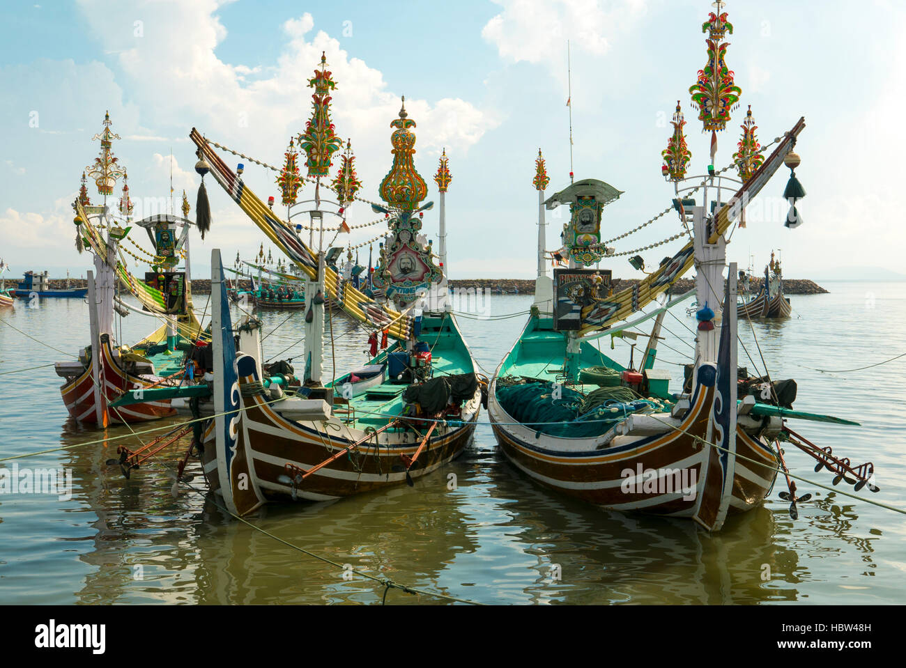 Alte traditionelle hölzerne Indonesien farbige Boote in Insel Bali, Indonesien Stockfoto