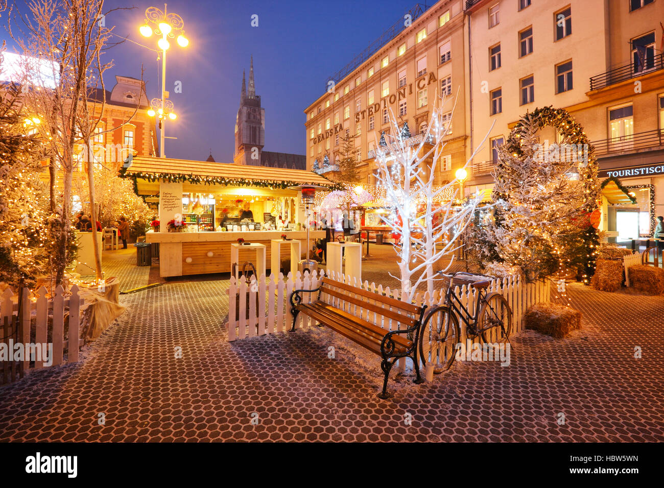 Dekorierte und beleuchtete Jelacic-Platz in der Weihnachtszeit in Zagreb Stadt Stockfoto