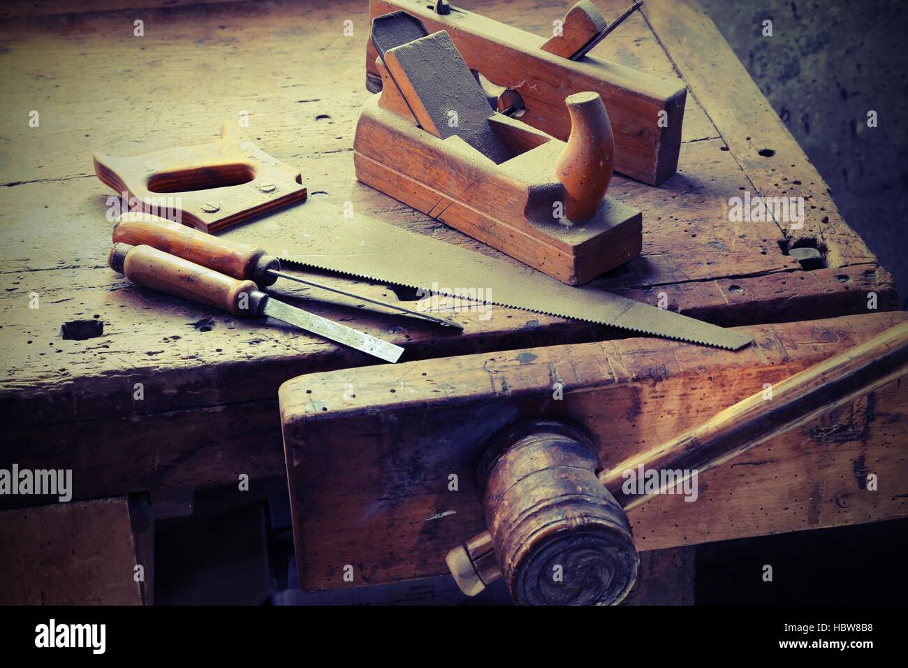 sah, Hobel und andere Werkzeuge eines Zimmermanns Stockfoto