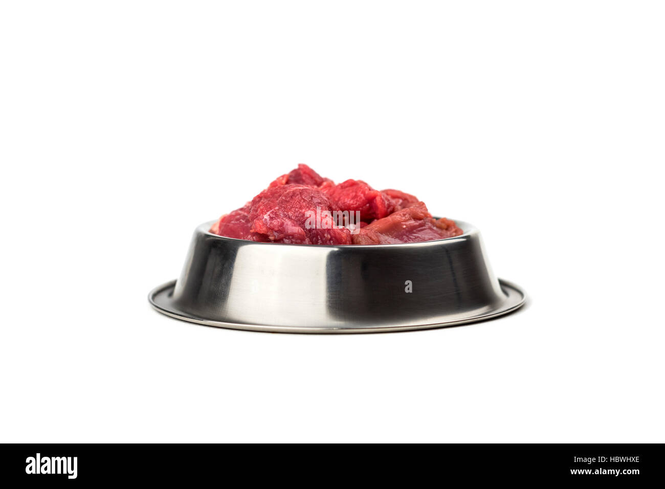 Doggy Schüssel mit Fleisch isoliert auf weiss Stockfoto