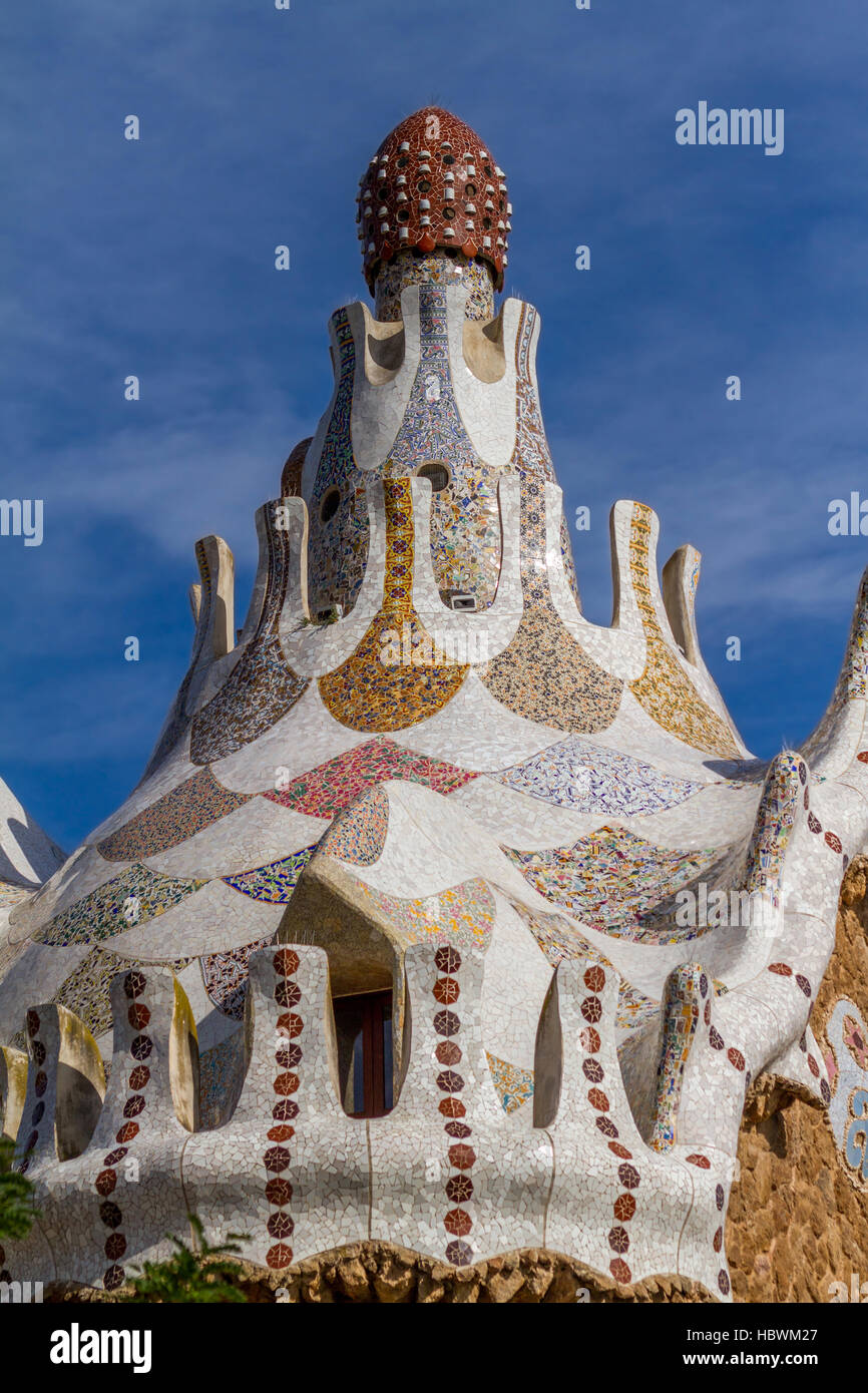 Detail der bunten Mosaikarbeit des Park Güell. Im Jahre 1984 erklärte die UNESCO den Park zum Weltkulturerbe unter Werke von Antoni Gaudi. Barcelona Spanien. Stockfoto
