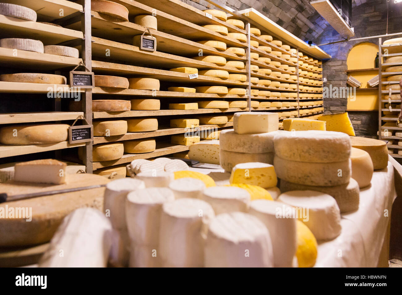 Gewürz-Lager von Käse Fontina Valpelline, Aostatal, Italien Stockfoto