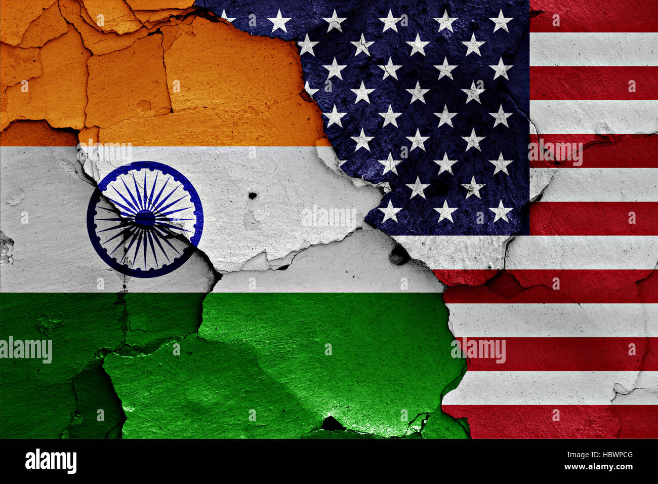 Flagge von Indien und den USA auf rissige Wand gemalt Stockfoto