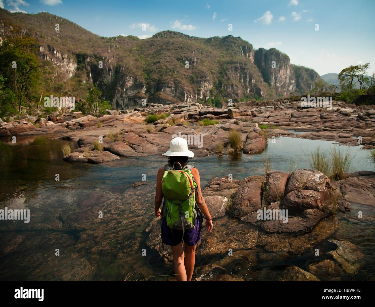Mädchen auf eine Wanderung durch die Flüsse und die Berge der Chapada Dos Veadeiros Stockfoto