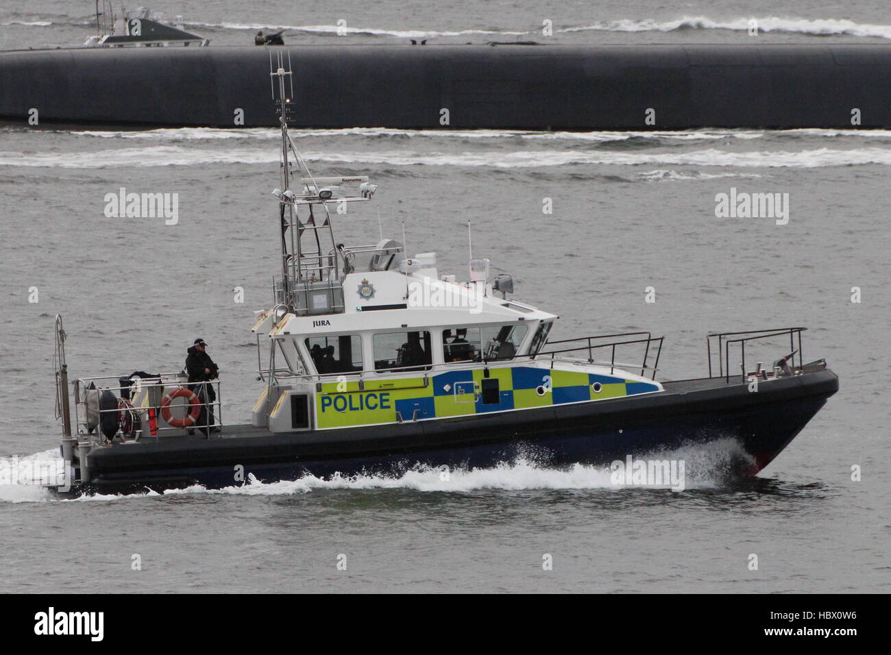 Jura, einer Insel-Klasse Start des Ministeriums der Verteidigung/Polizei, bietet Escort Aufgaben während der Übung Joint Warrior 16-2. Stockfoto