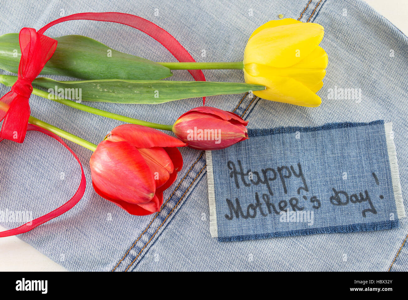 Glückliche Mütter-Tageskarte mit Tulpen Blumen Stockfoto