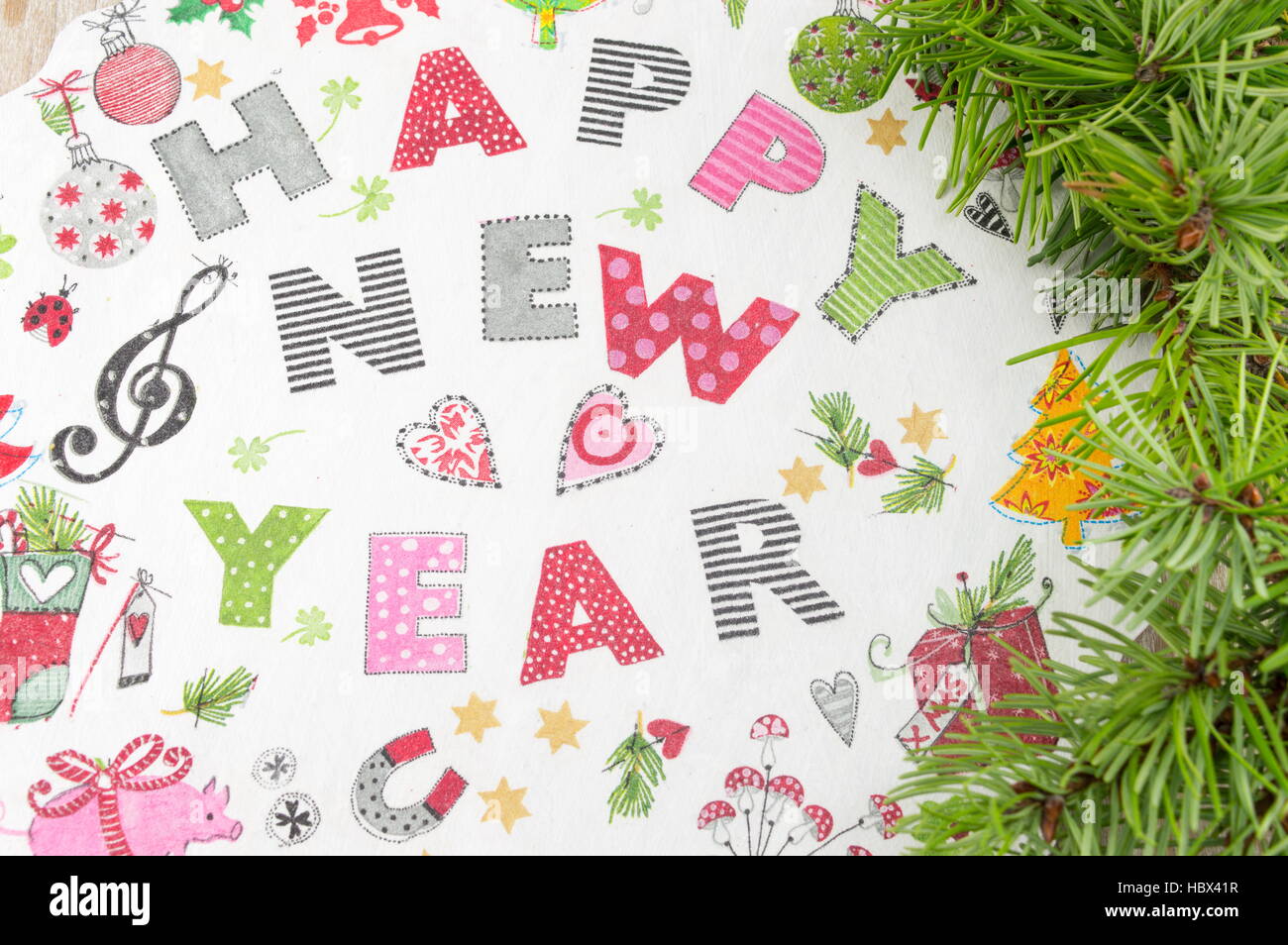Decoupage Neujahr Dekorationen gemacht Papier auf einem Teller Stockfoto