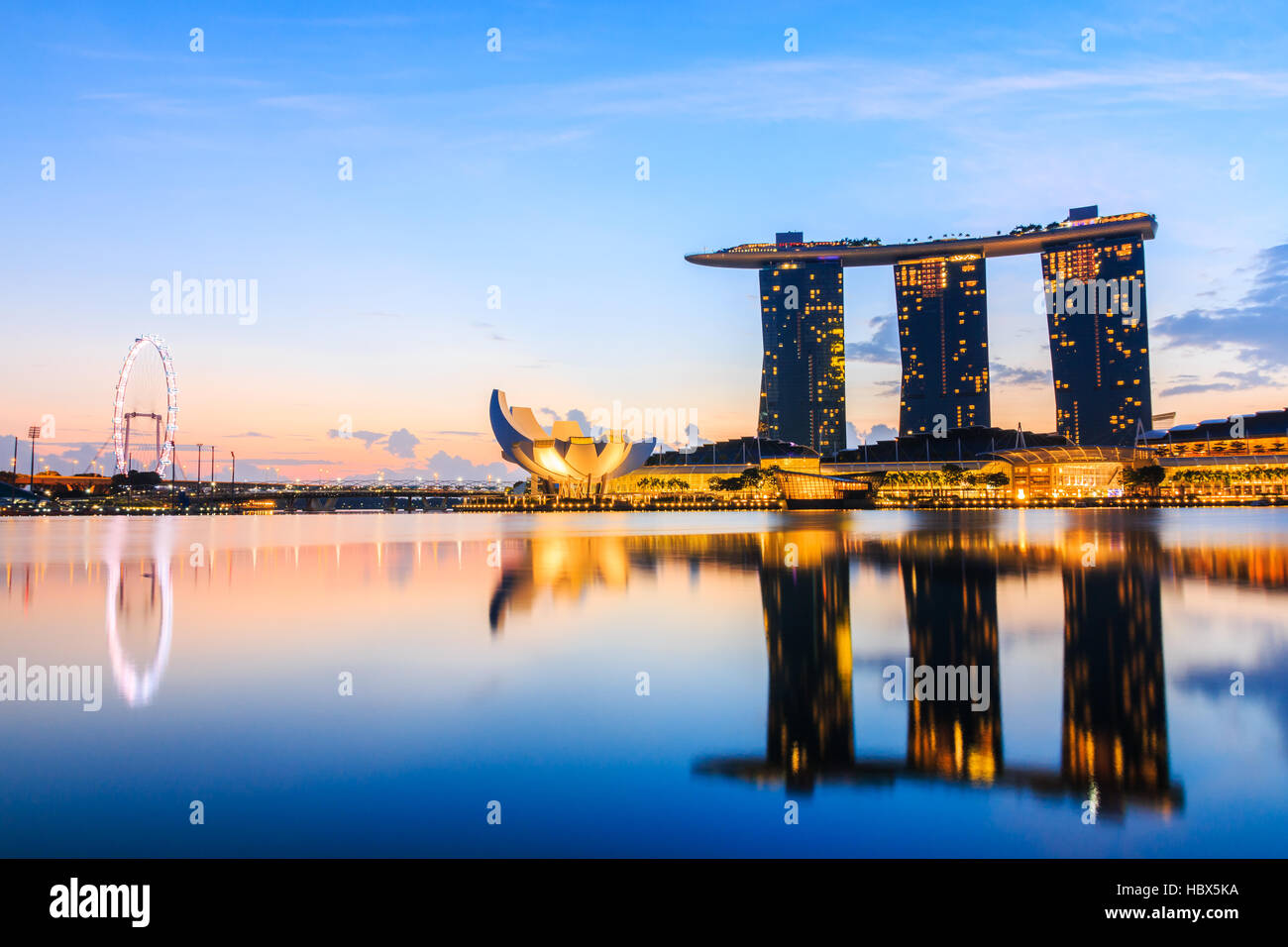 Singapur, Singapur - Marina Bay Sands Casino in der Dämmerung. Stockfoto