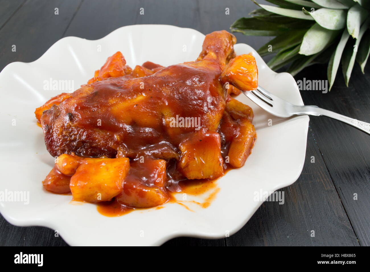 Ananas-Hähnchen-Thigs mit Barbecue-Chili-sauce Stockfoto