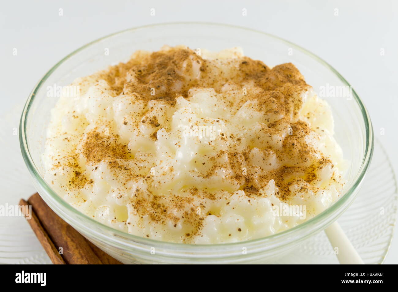 Reis-Milch-Dessert mit Zimtpulver bedeckt Stockfoto