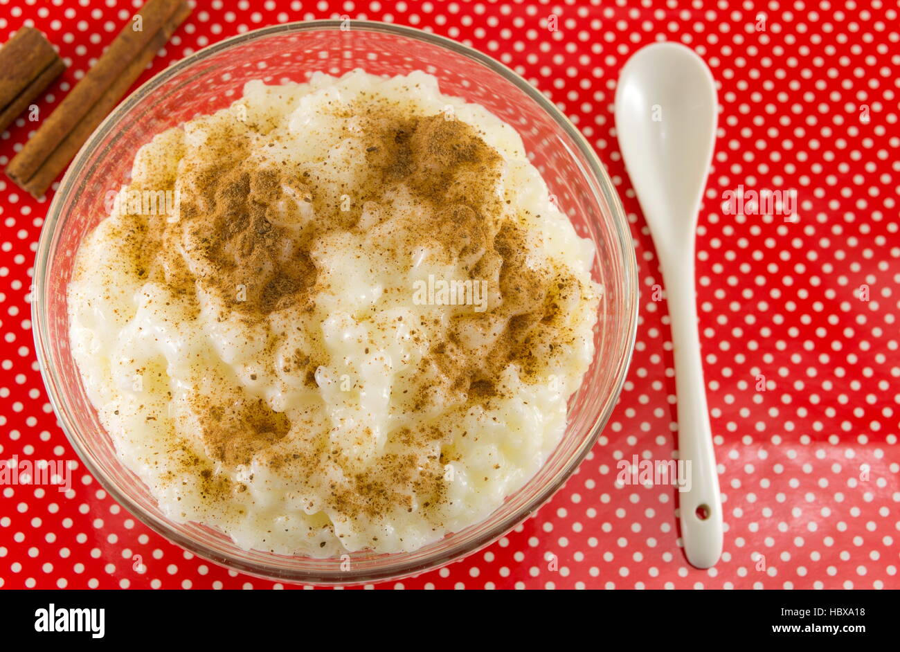 Reis-Milch-Dessert mit Zimtpulver bedeckt Stockfoto