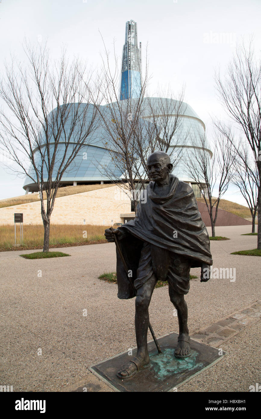 Statue von Mahatma Gandhi außerhalb der Canadian Museum for Human Rights in Winnipeg, Kanada. Stockfoto