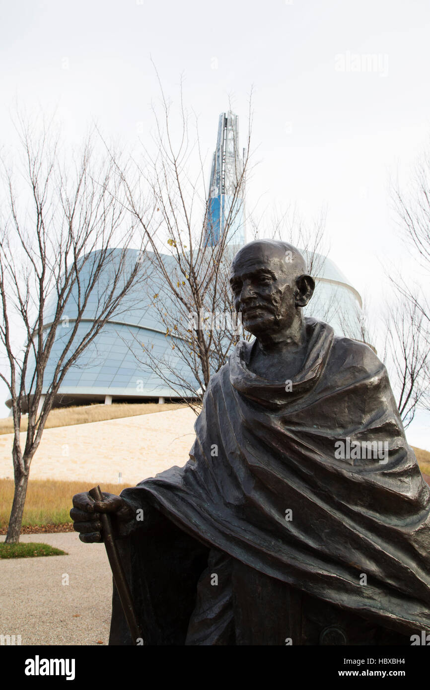 Mahatma Gandhi-Statue außerhalb der Canadian Museum for Human Rights in Winnipeg, Kanada. Stockfoto
