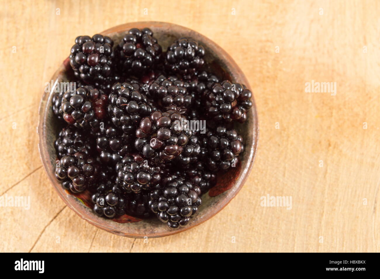 Handvoll frische saftige Brombeeren auf einem Teller Stockfoto