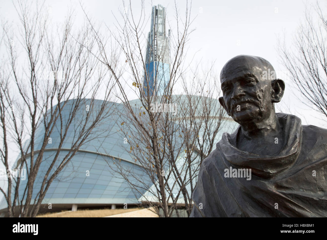 Statue von Mahatma Gandhi außerhalb der Canadian Museum for Human Rights in Winnipeg, Kanada. Stockfoto