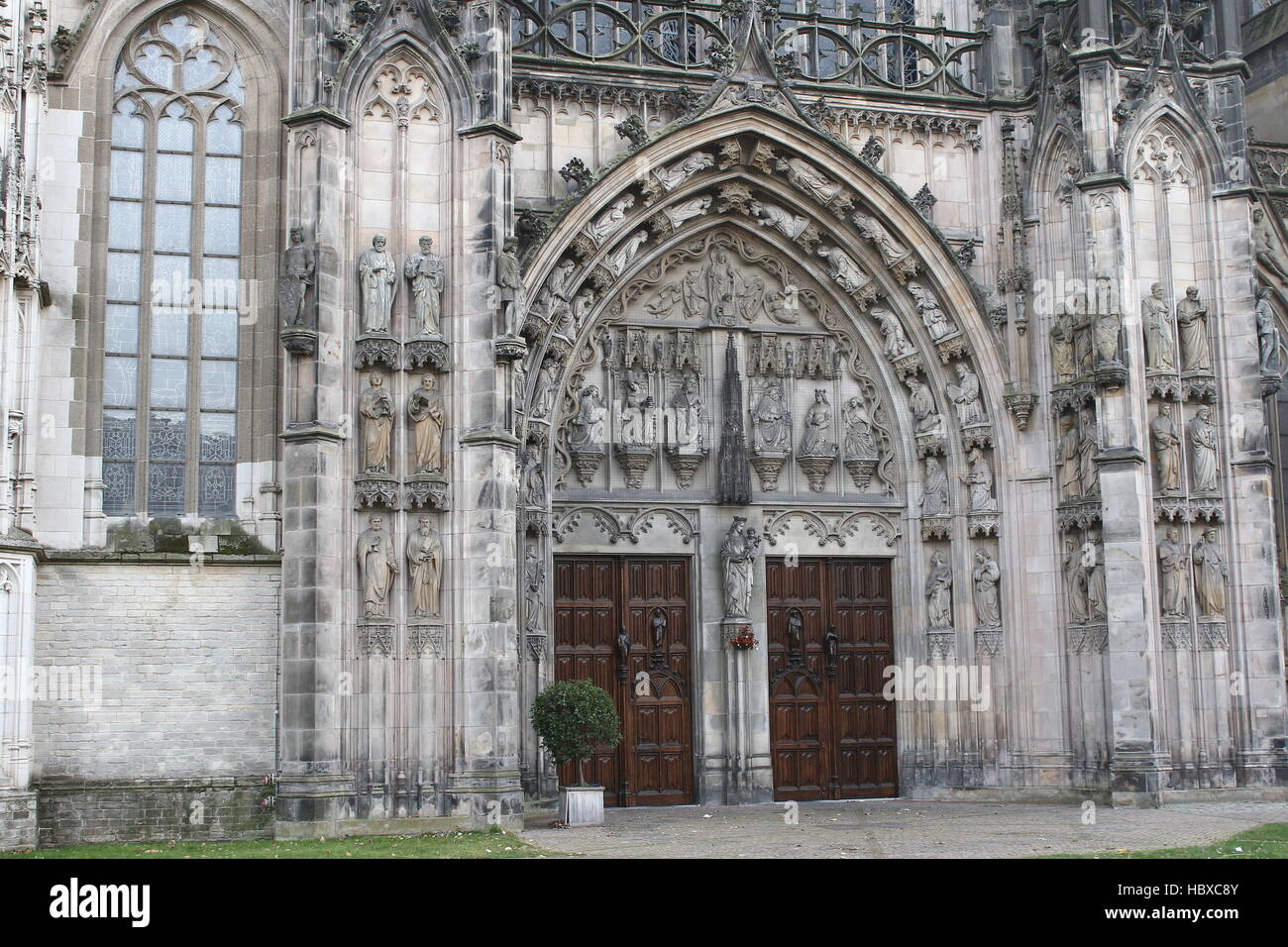 Detail mittelalterlichen Sint-Janskathedraal (St. Johns Cathedral) im Zentrum von Den Bosch, Brabant, Niederlande. Brabantischen Gotik Stockfoto