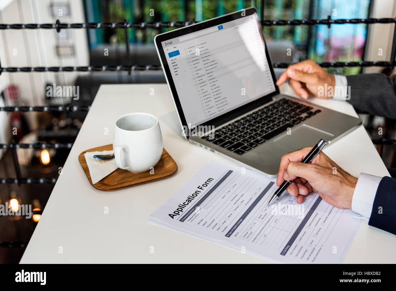 Business-Mann ausfüllen Anwendung Form-Konzept Stockfoto