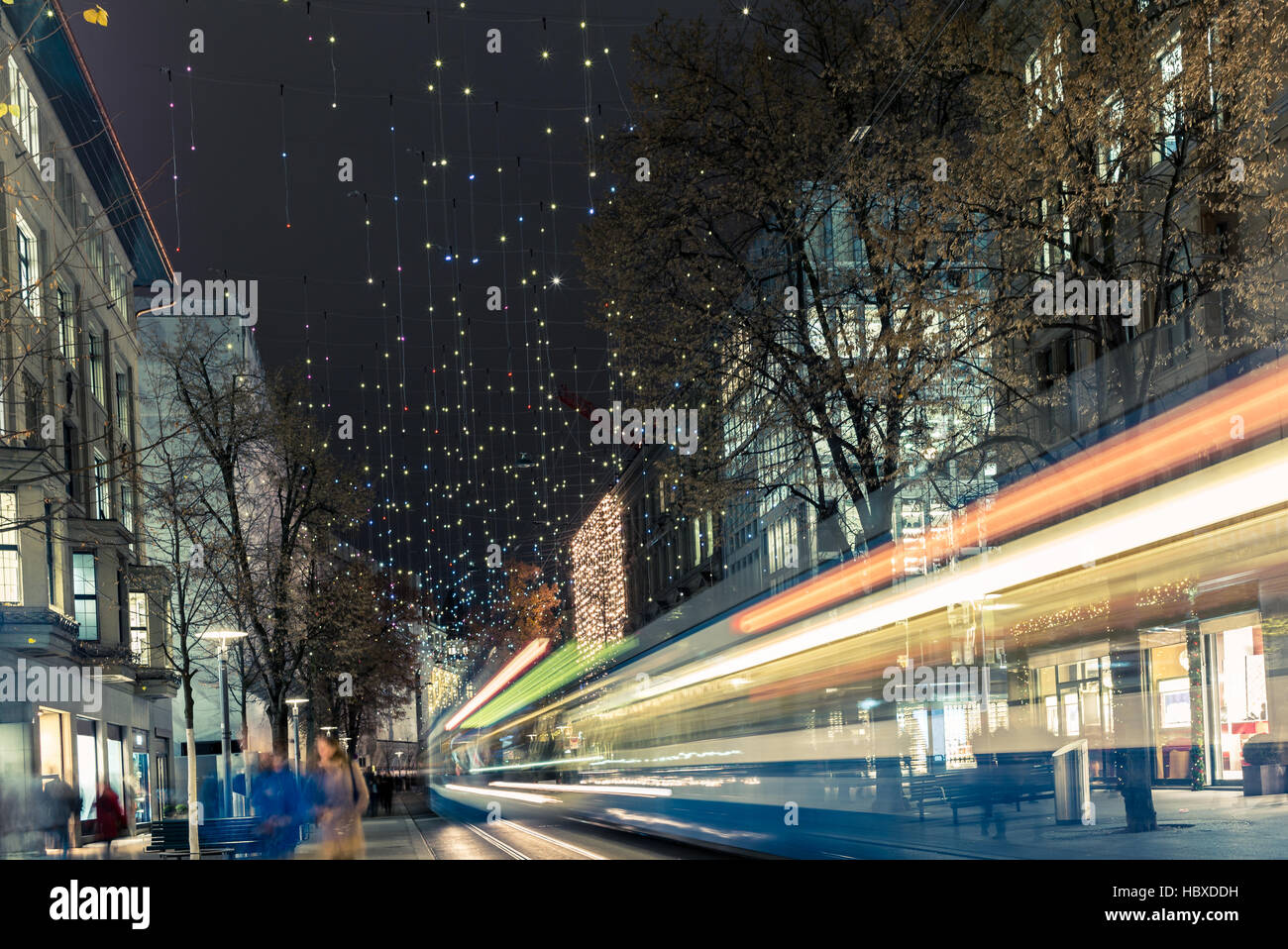 Weihnachts-shopping in der dekorierten Zürich Bahnhofstrasse - 2 Stockfoto