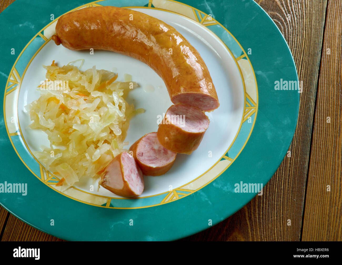 Krainer Wurst mit Sauerkraut - slowenische Wurst, was am ähnlichsten Kielbasa oder polnische Wurst in Nordamerika nennt man Stockfoto