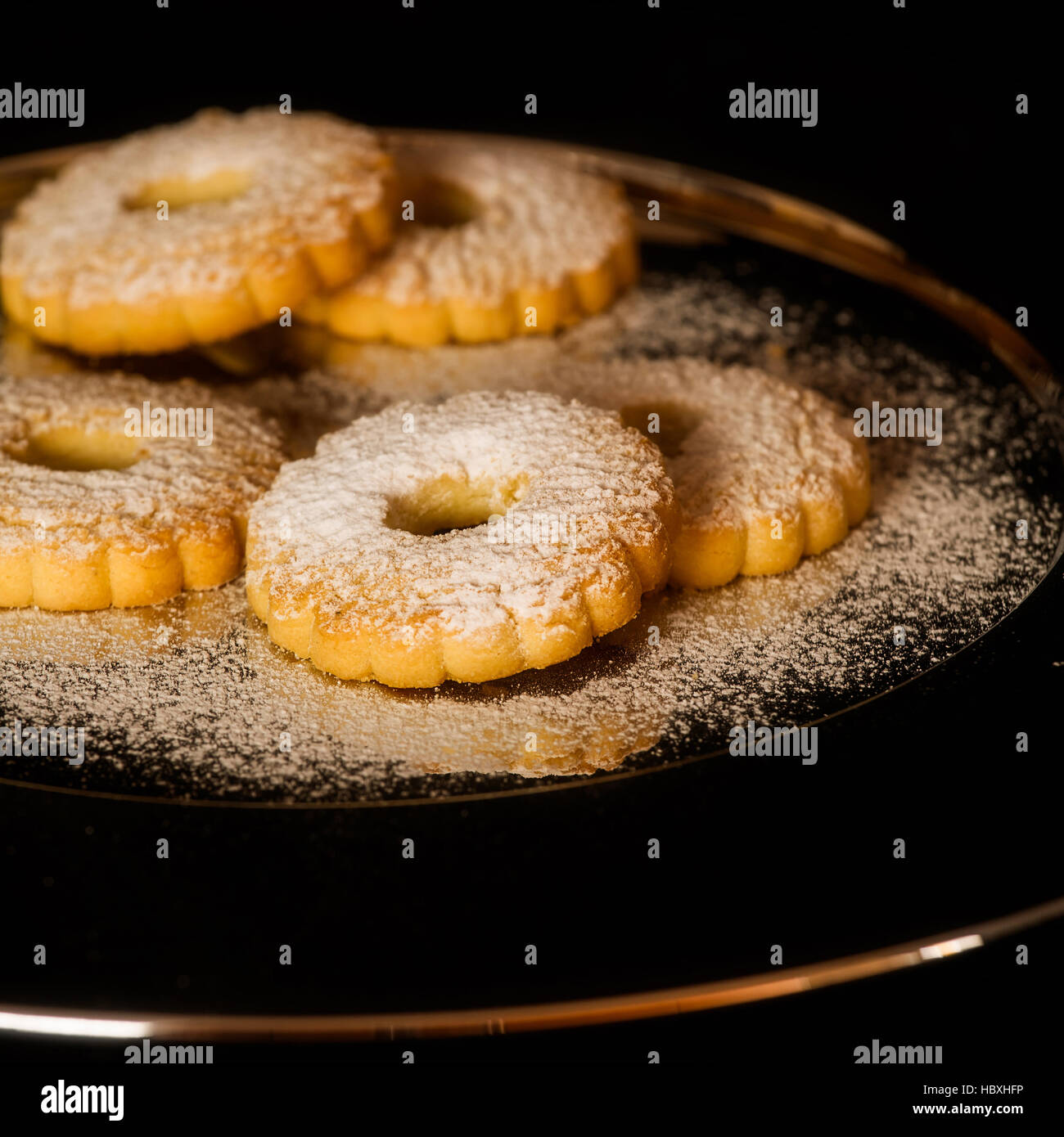 Kekse-Doc mit Puderzucker Stockfotografie - Alamy