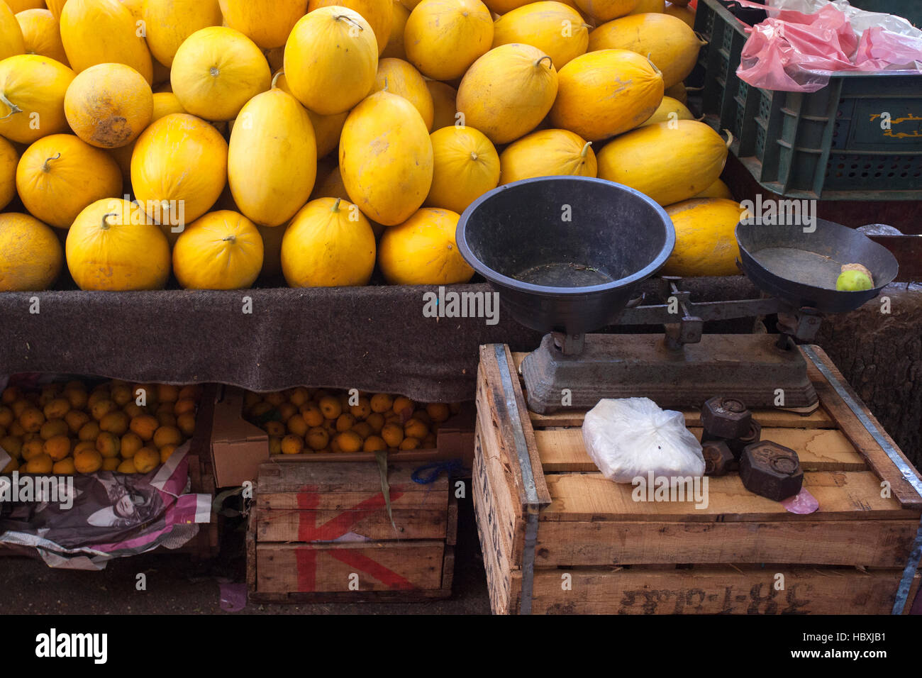Ein Gleichgewicht mit vielen gelben Melonen in einem Markt von Moulay Idriss, Marokko. Stockfoto