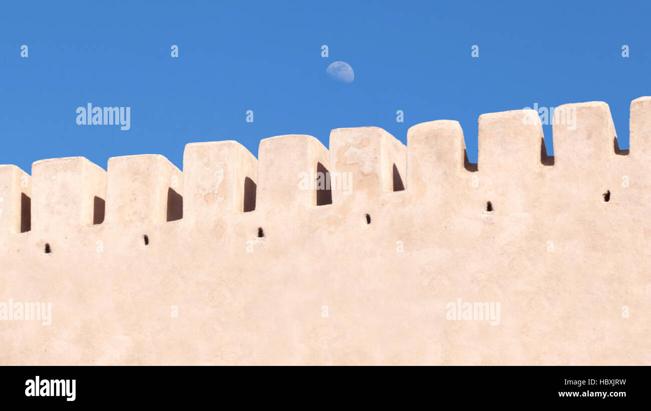 Der Mond über der Casbah Wand. Meknès, Marokko. Stockfoto
