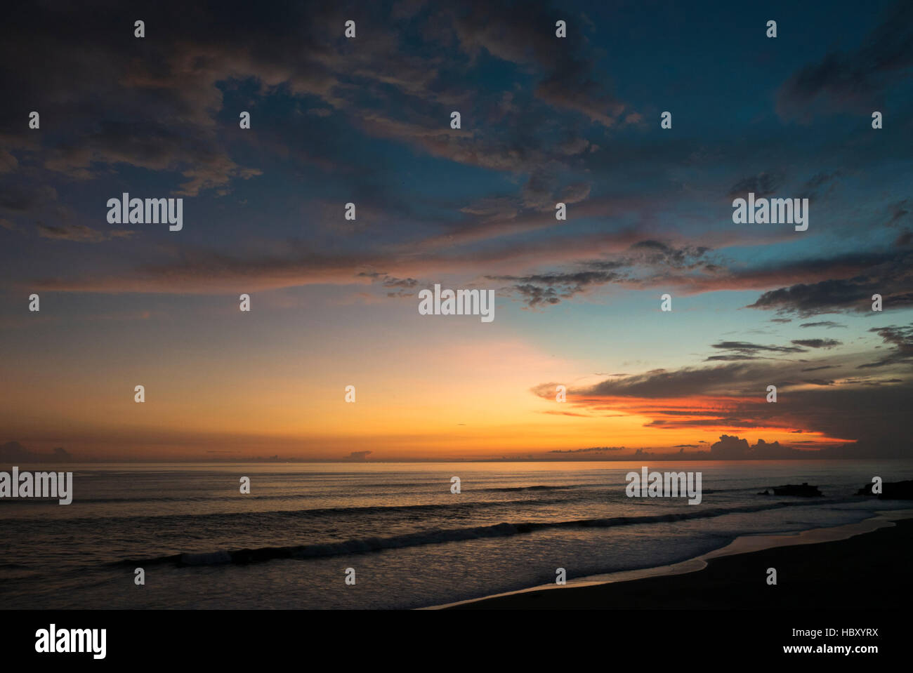 Farbigen Sonnenuntergang am Strand von Balian. Bali, Indonesien Stockfoto