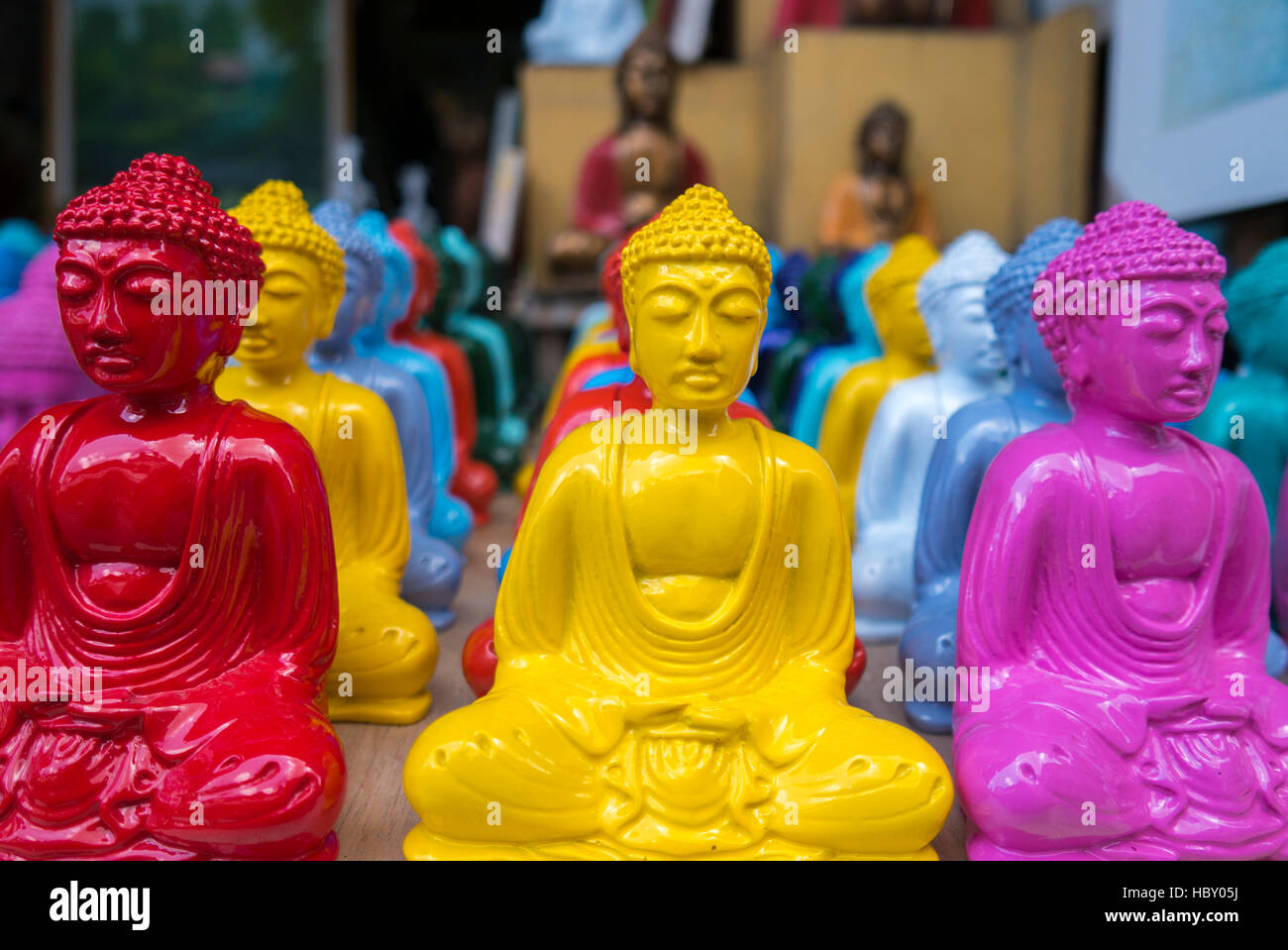 Farbige kleine Statuen des Buddhas auf Verkauf im Tourismusmarkt Ubud, Bali Stockfoto