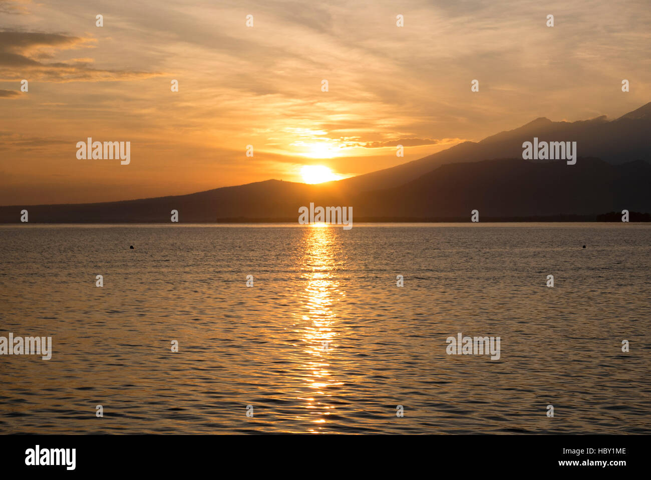 Awesome Sunrise und stilles Wasser auf Gili Air Island, Indonesien Stockfoto