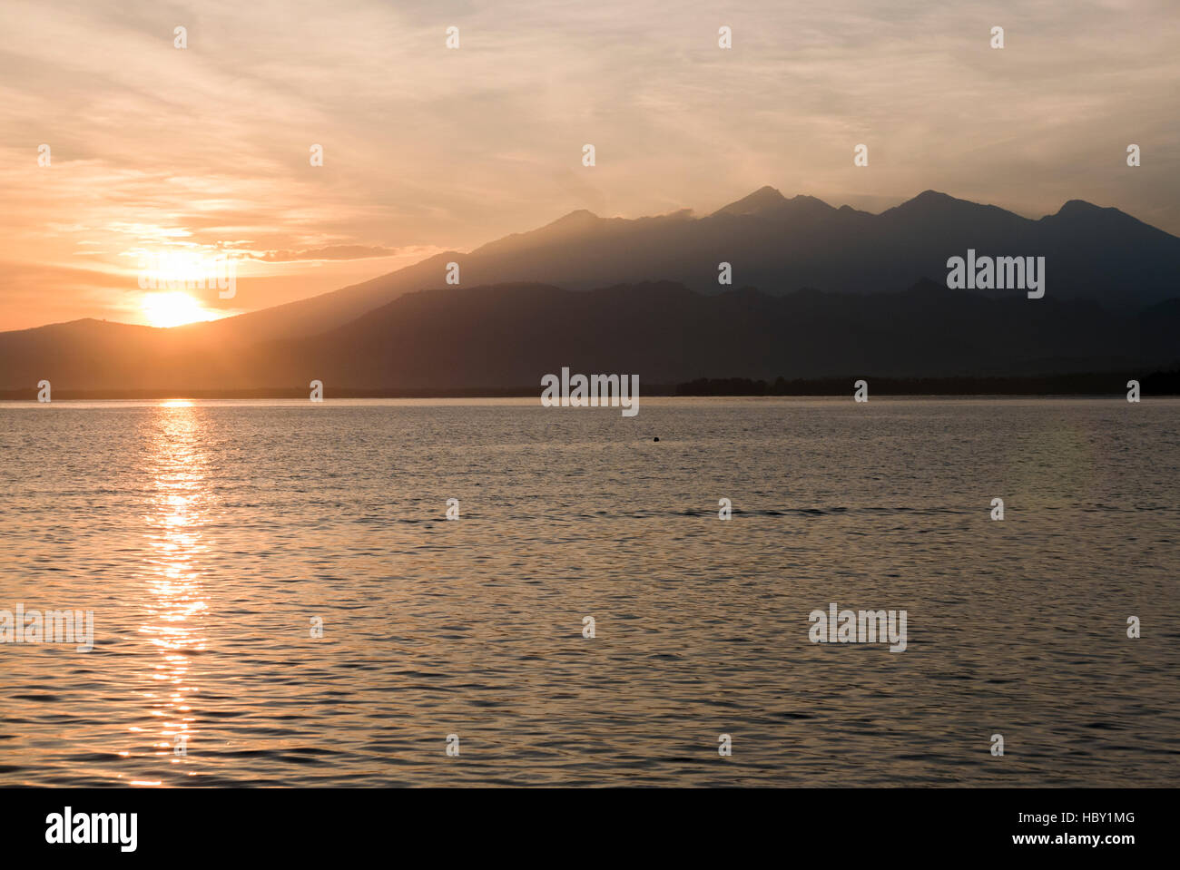 Awesome Sunrise und stilles Wasser auf Gili Air Island, Indonesien Stockfoto