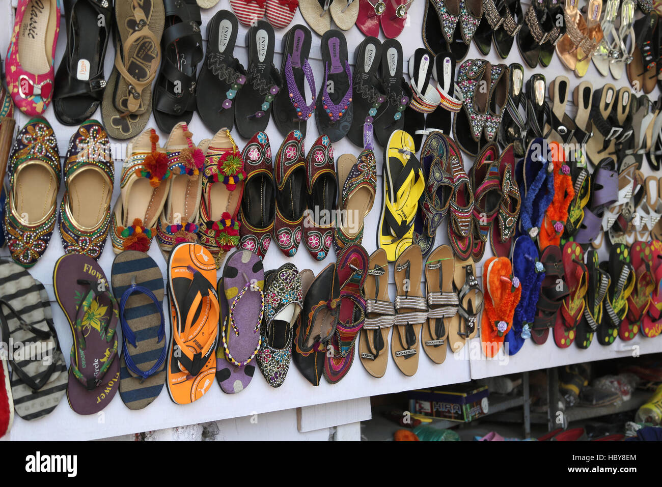 Eine traditionelle indische Schuhe Shop in Ajmer, Rajasthan, Indien  Stockfotografie - Alamy