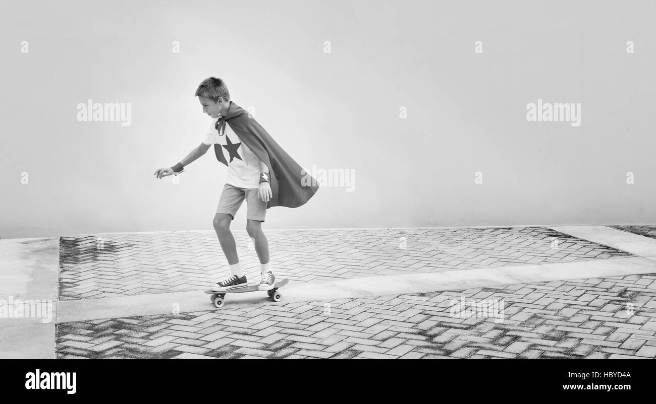 Superheld junge Phantasie Freiheit Skateboard Konzept Stockfoto