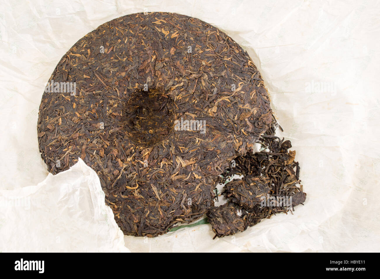 PU-Erh fermentiert chinesischen Tee in einer Rolle Stockfoto