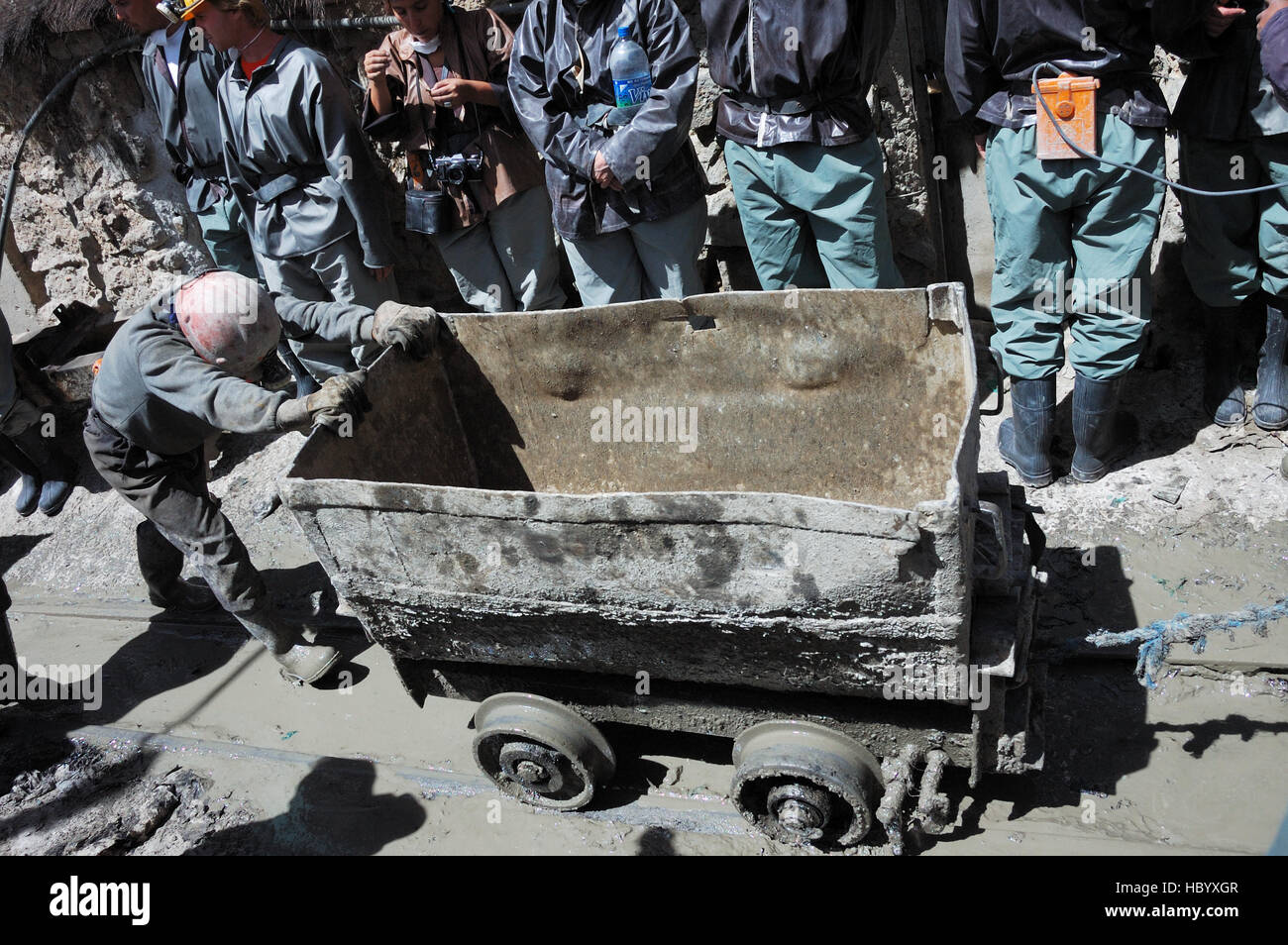 Bergmann Druck einen leeren Wagen aus einer Mine, Bolivien, Südamerika Stockfoto