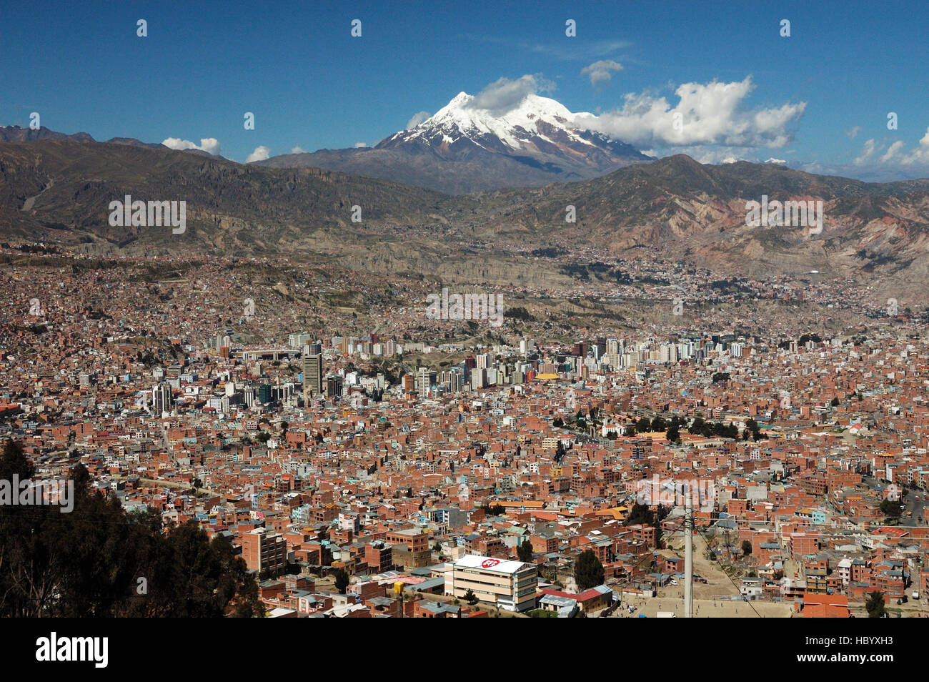 La Paz mit Mt. Illimani hinten, gesehen von El Alto, Bolivien, Südamerika Stockfoto