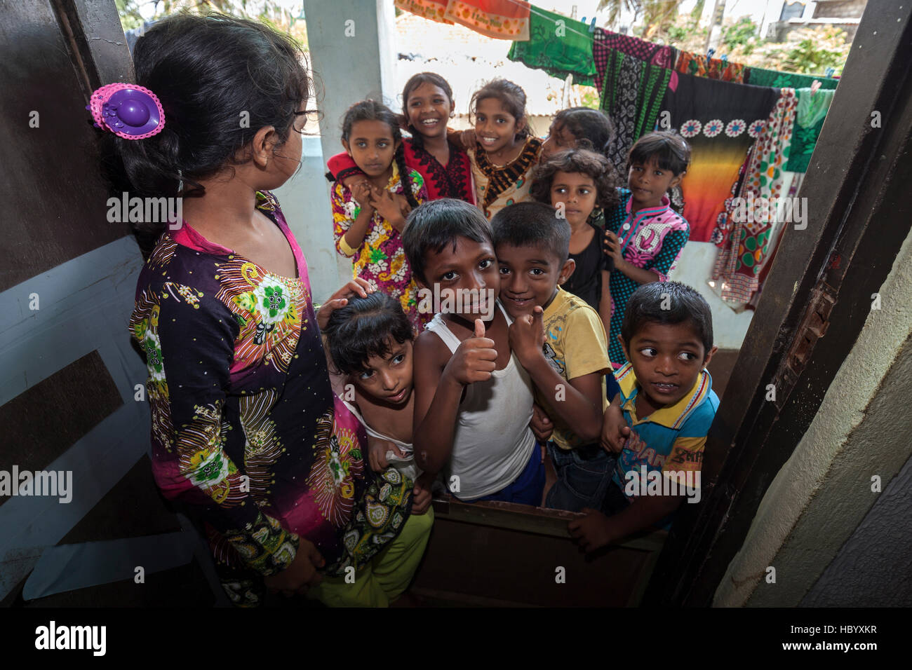Einheimische Kinder vor Haustür, Singhalesen, Beruwela, Western Province, Sri Lanka Stockfoto