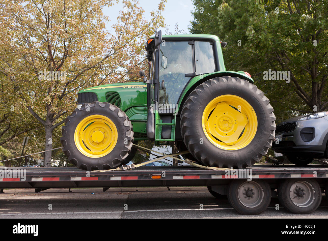 John Deere Traktor geladen auf Anhänger für den Transport - Virginia USA Stockfoto