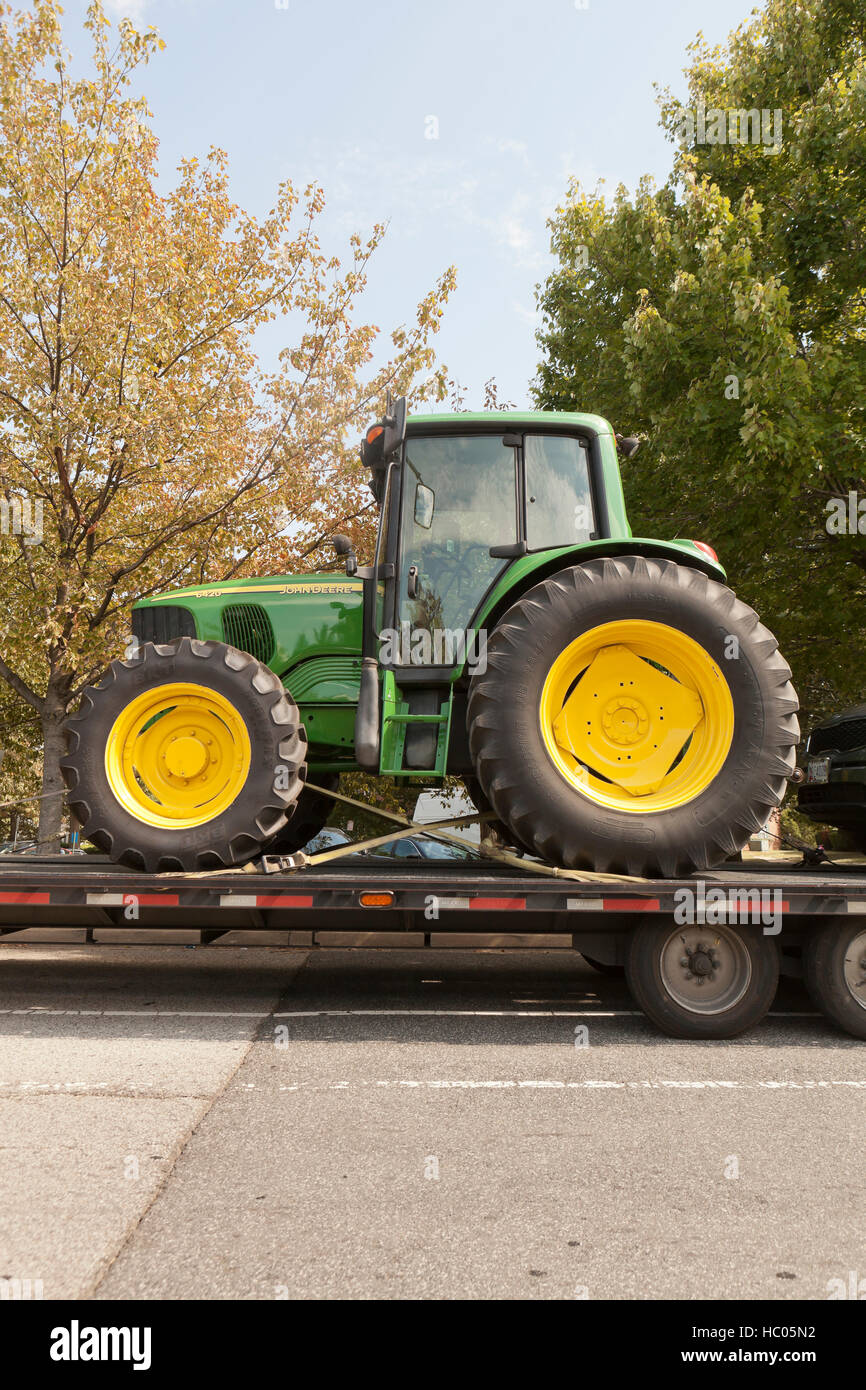 John Deere Traktor geladen auf Anhänger für den Transport - Virginia USA Stockfoto