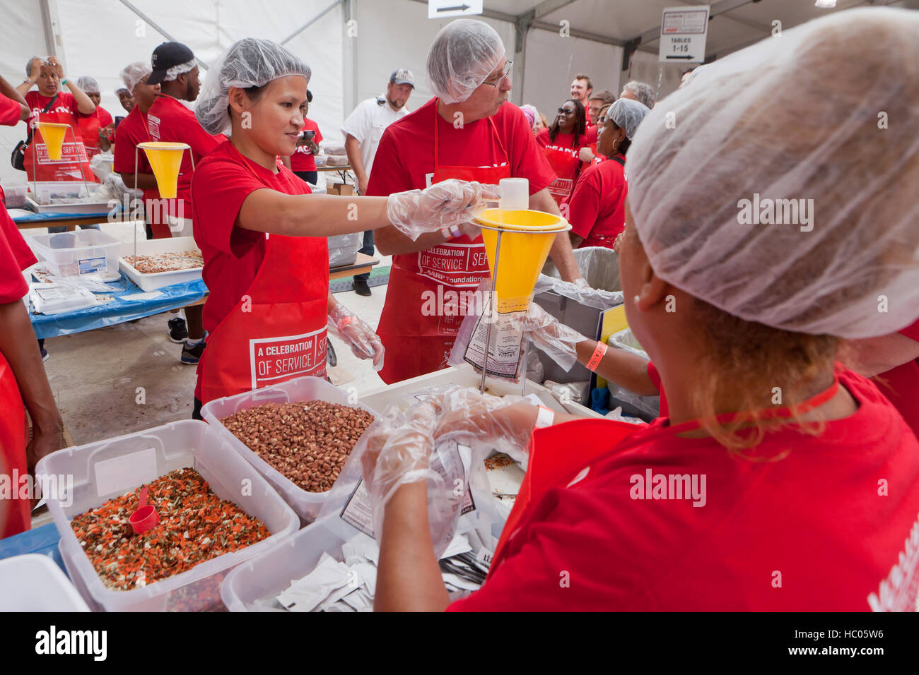 Freiwillige Verpackung Mahlzeiten zur Bekämpfung von Armut und Hunger während des 2. jährlichen AARP Foundation Feier der Mahlzeit Servicepacks Stockfoto