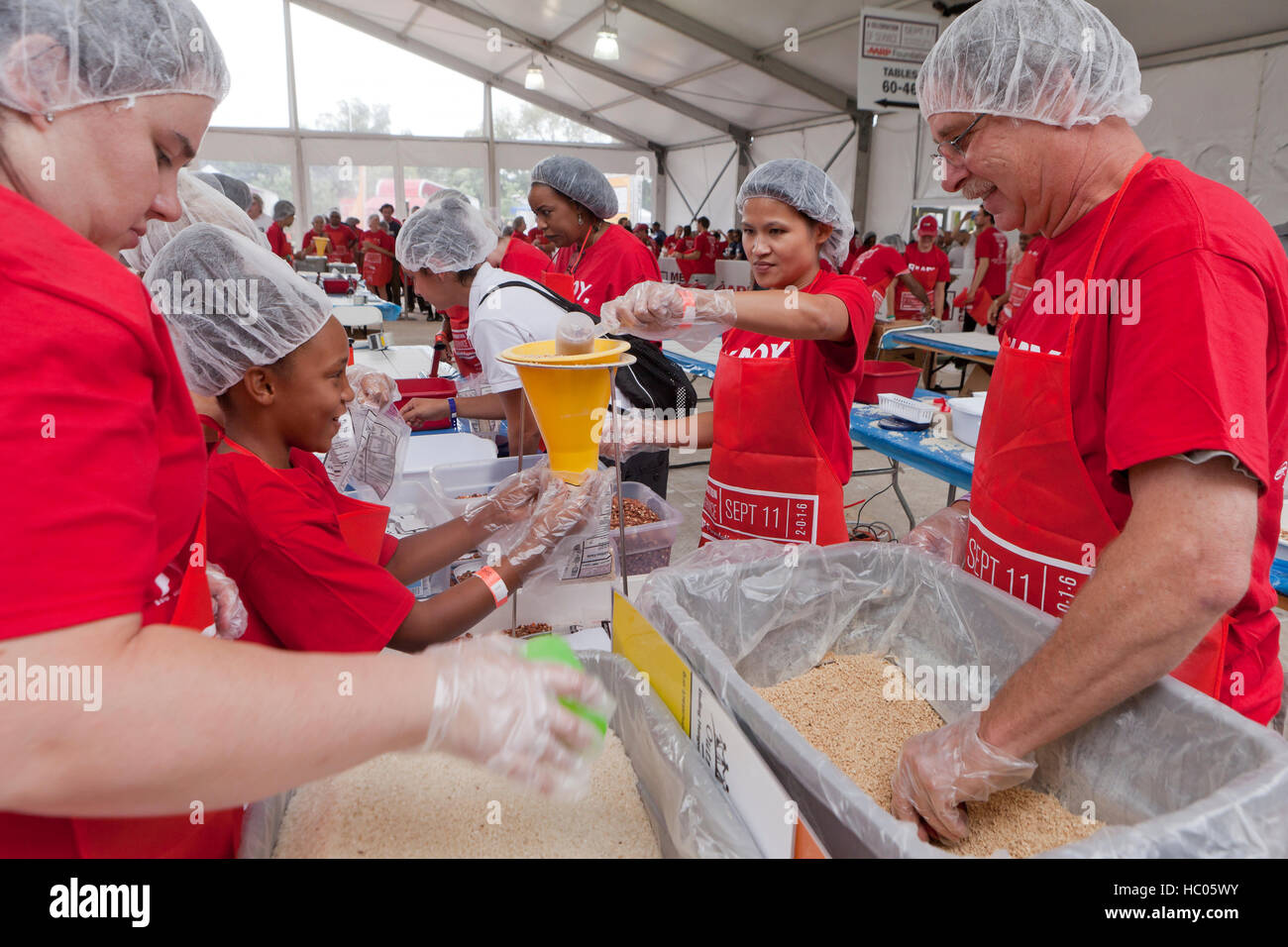 Freiwillige Verpackung Mahlzeiten zur Bekämpfung von Armut und Hunger während des 2. jährlichen AARP Foundation Feier der Mahlzeit Servicepacks Stockfoto