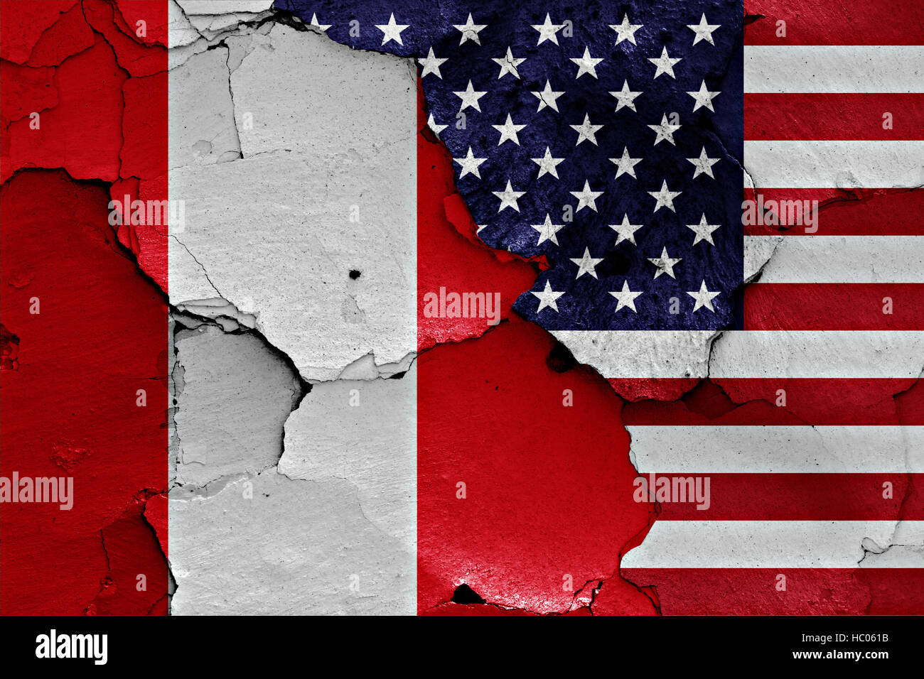 Flagge von Peru und USA auf rissige Wand gemalt Stockfoto