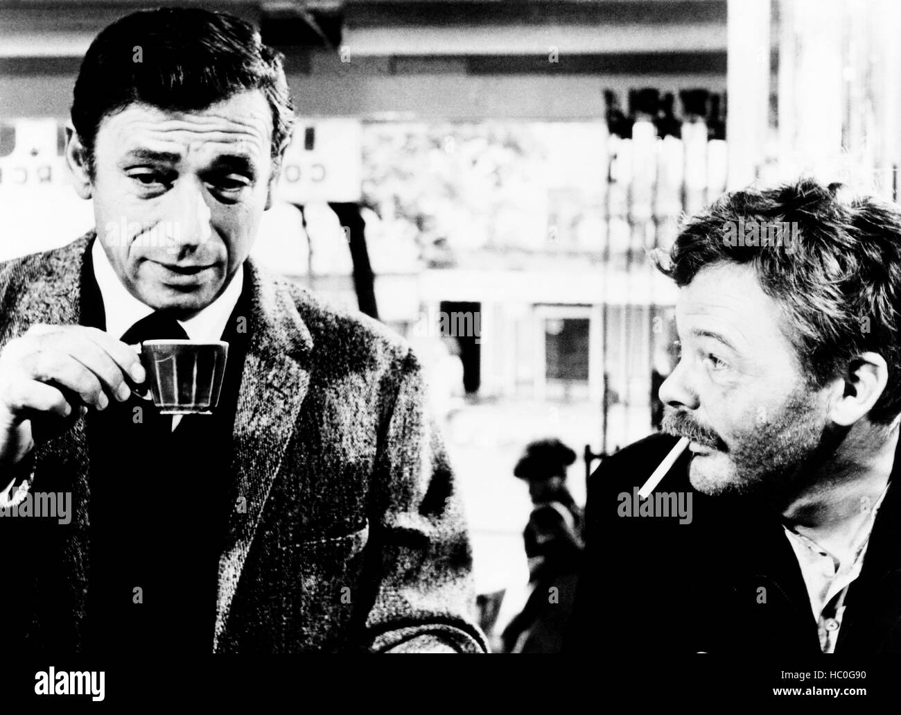 LA GUERRE EST FINIE (aka THE WAR IS OVER), Yves Montand (links), 1966